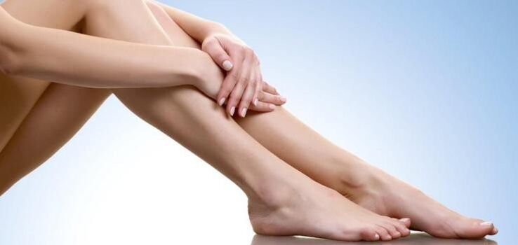 Veselas sievietes kājas