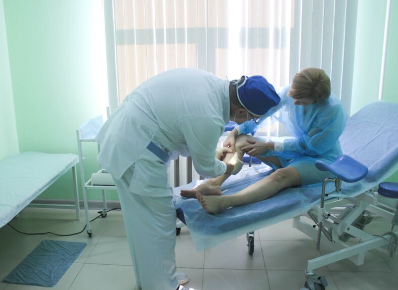 Pirms operācijas ķirurgs izmeklē pacienta vēnas.